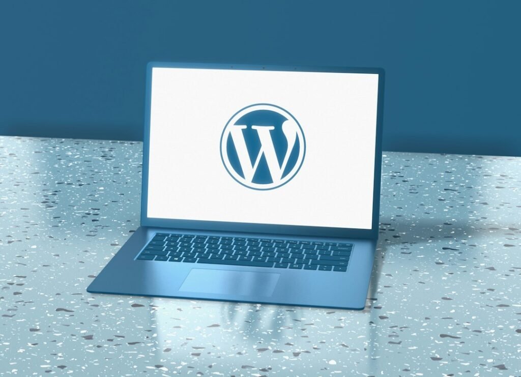 Ordinateur avec WordPress pour illustrer la maintenance, les mises à jour et la sécurité d’un site
